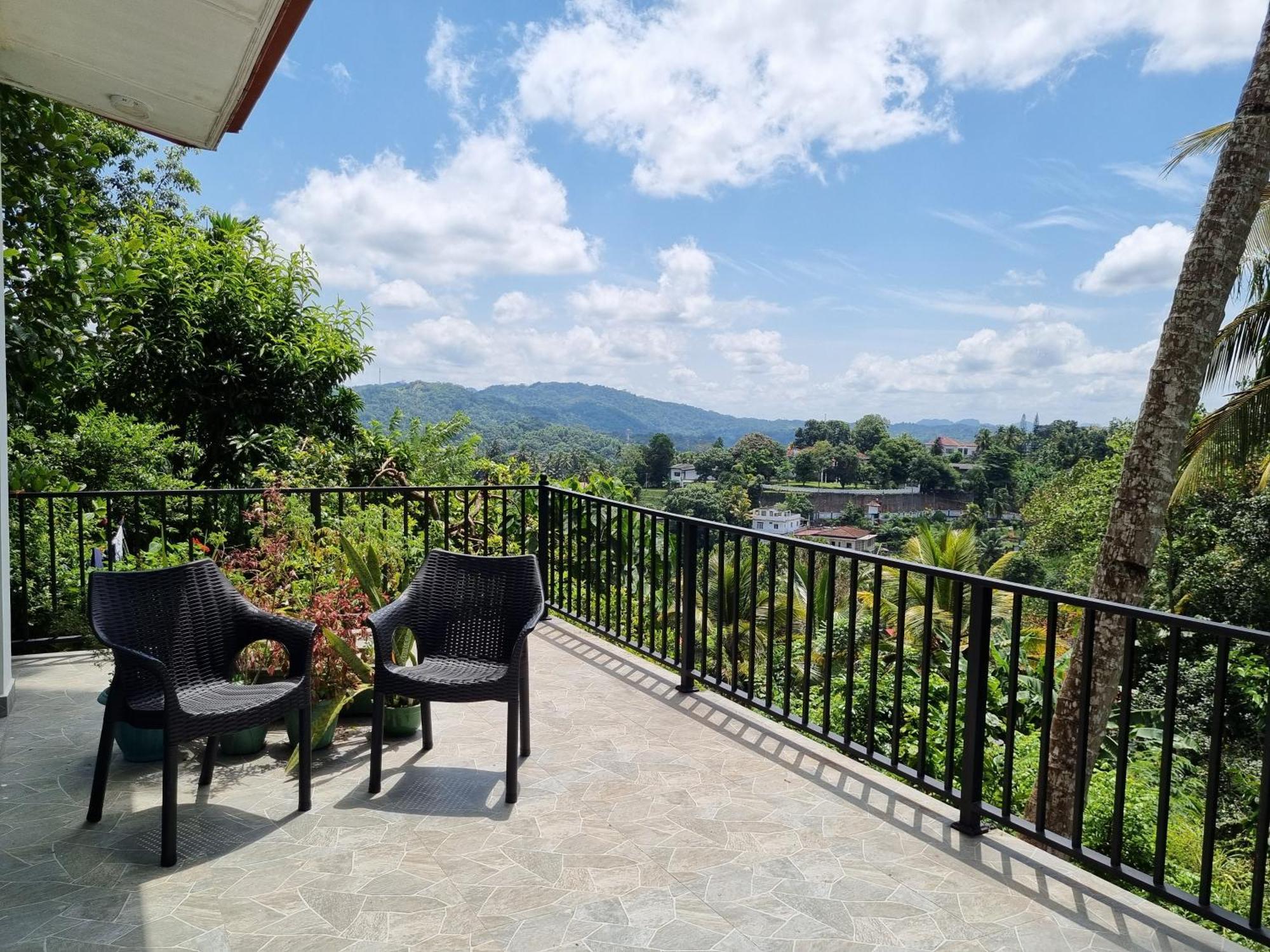 Squirrel'S Nest Hotel Kandy Bagian luar foto